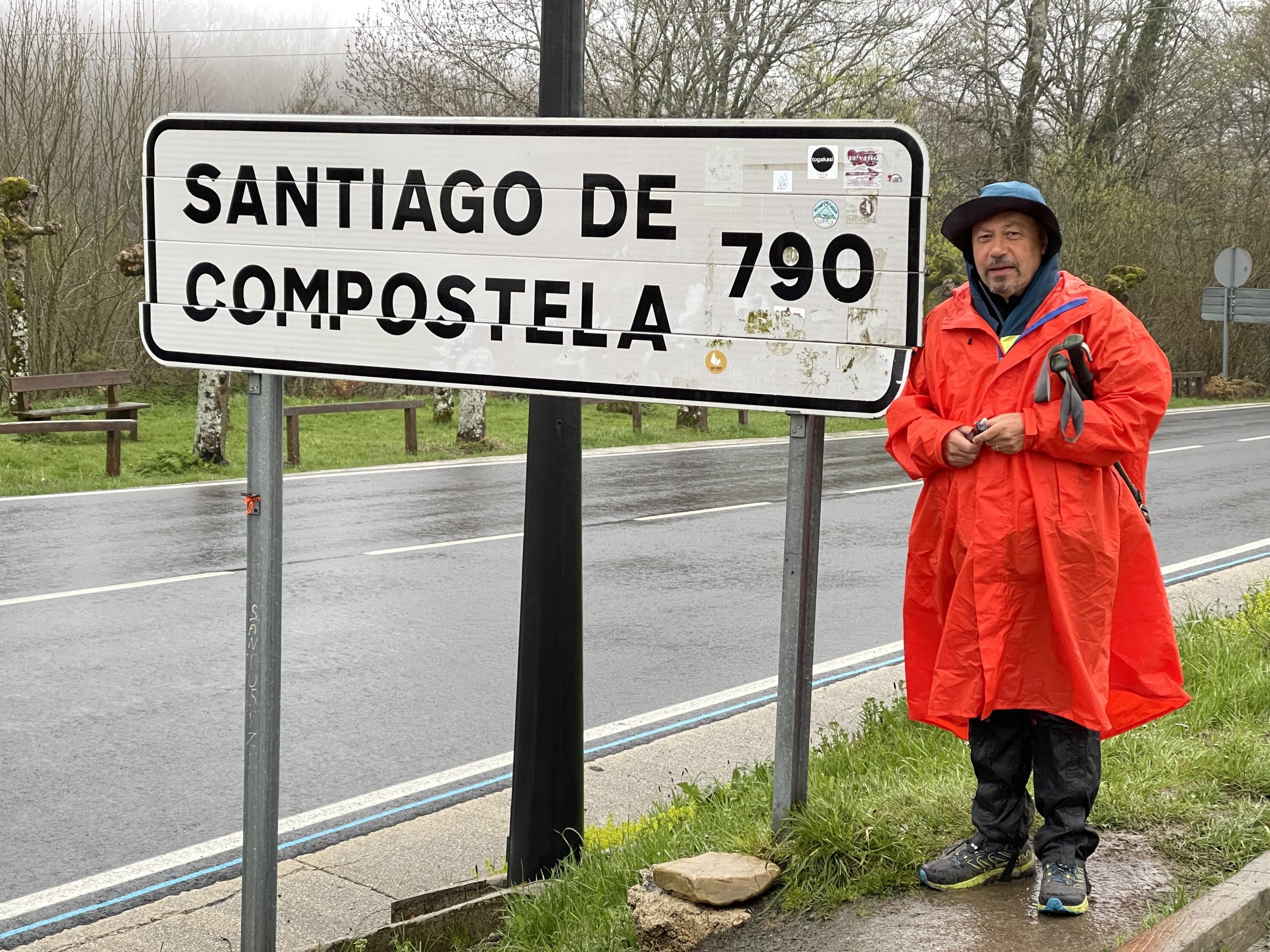 Io, in posa, alla partenza del Camino