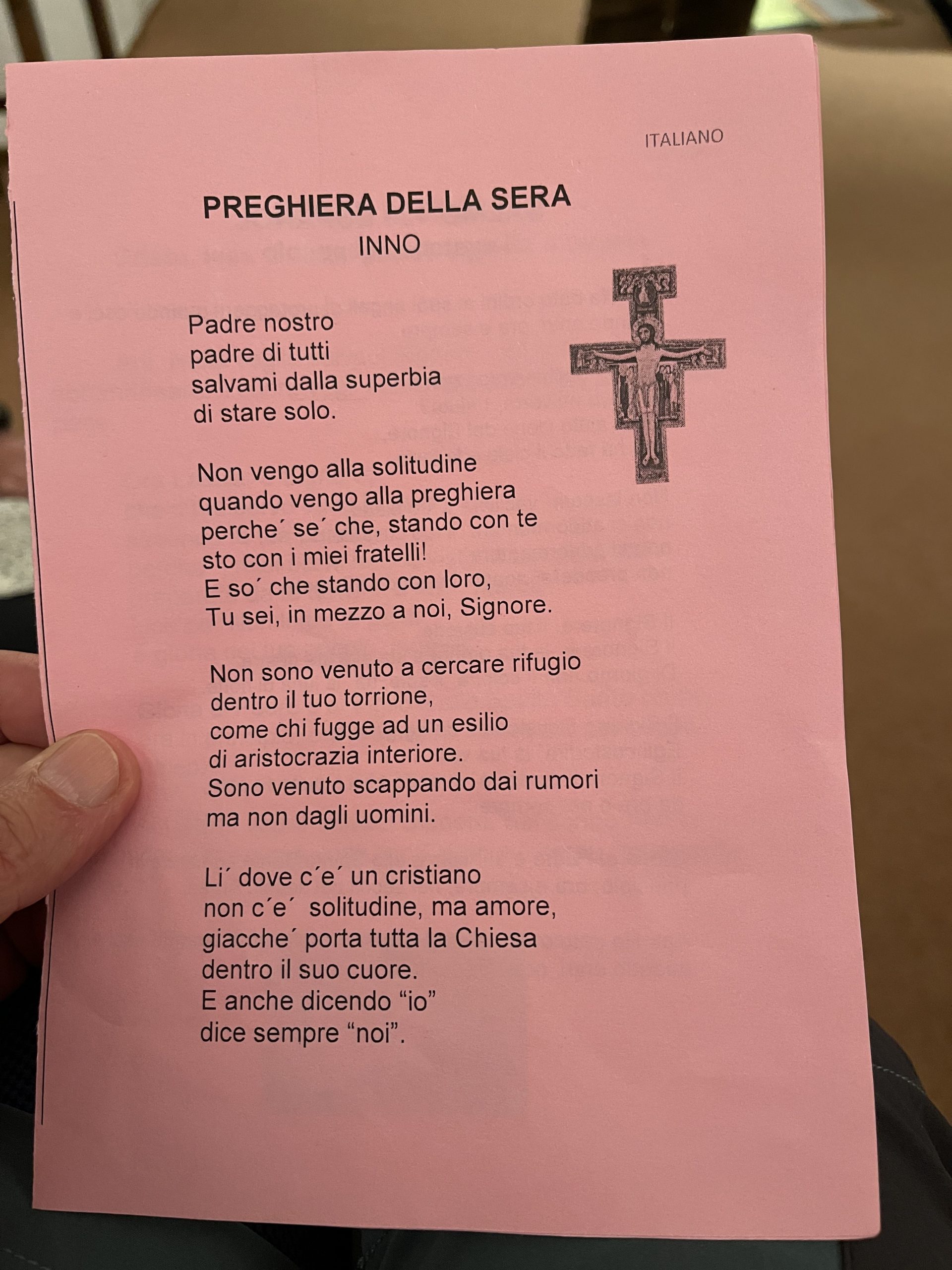 Hanno dato a tutti un foglietto, nella propria lingua. Ognuno legata un pezzo nella sua lingua e gli altri capivano avendo l’equivalente nella propria.