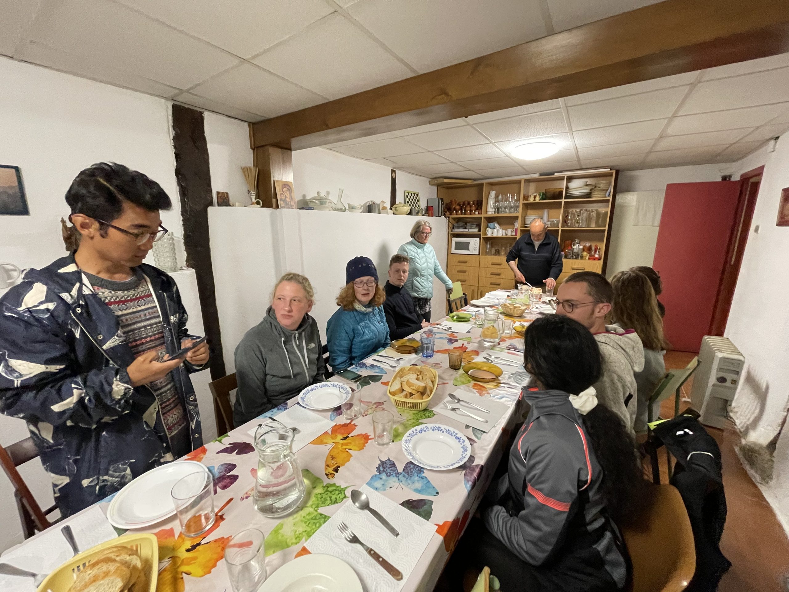 La cena da Jose Luis. In piedi che Ben, del Nepal e vicino a lui Barbara, austriaca. Entrambi erano anche al precedente donativo