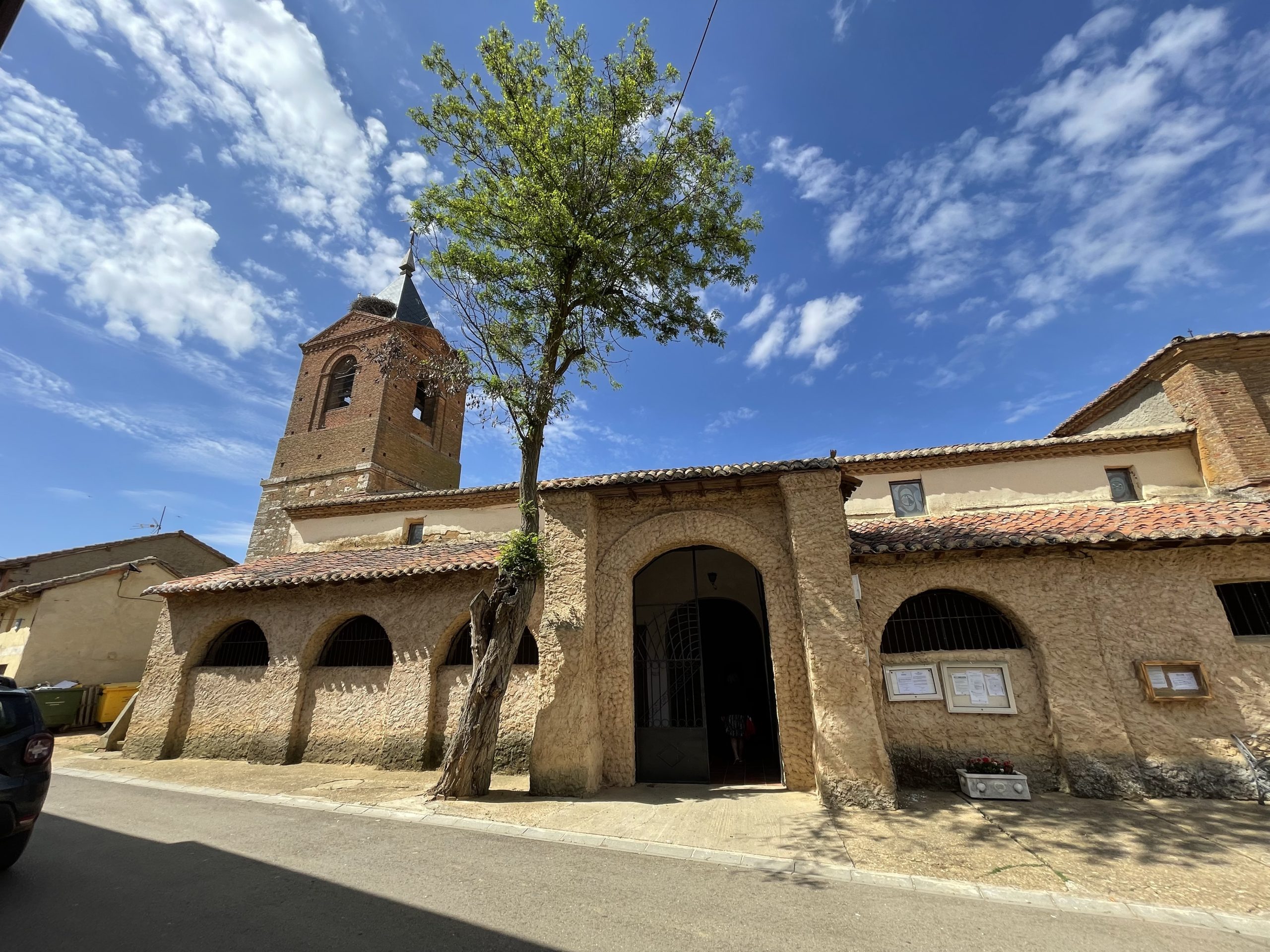 La chiesa di El Burgo Ranero, si vedono due cicogne sul campanile, ce ne sono quattro.