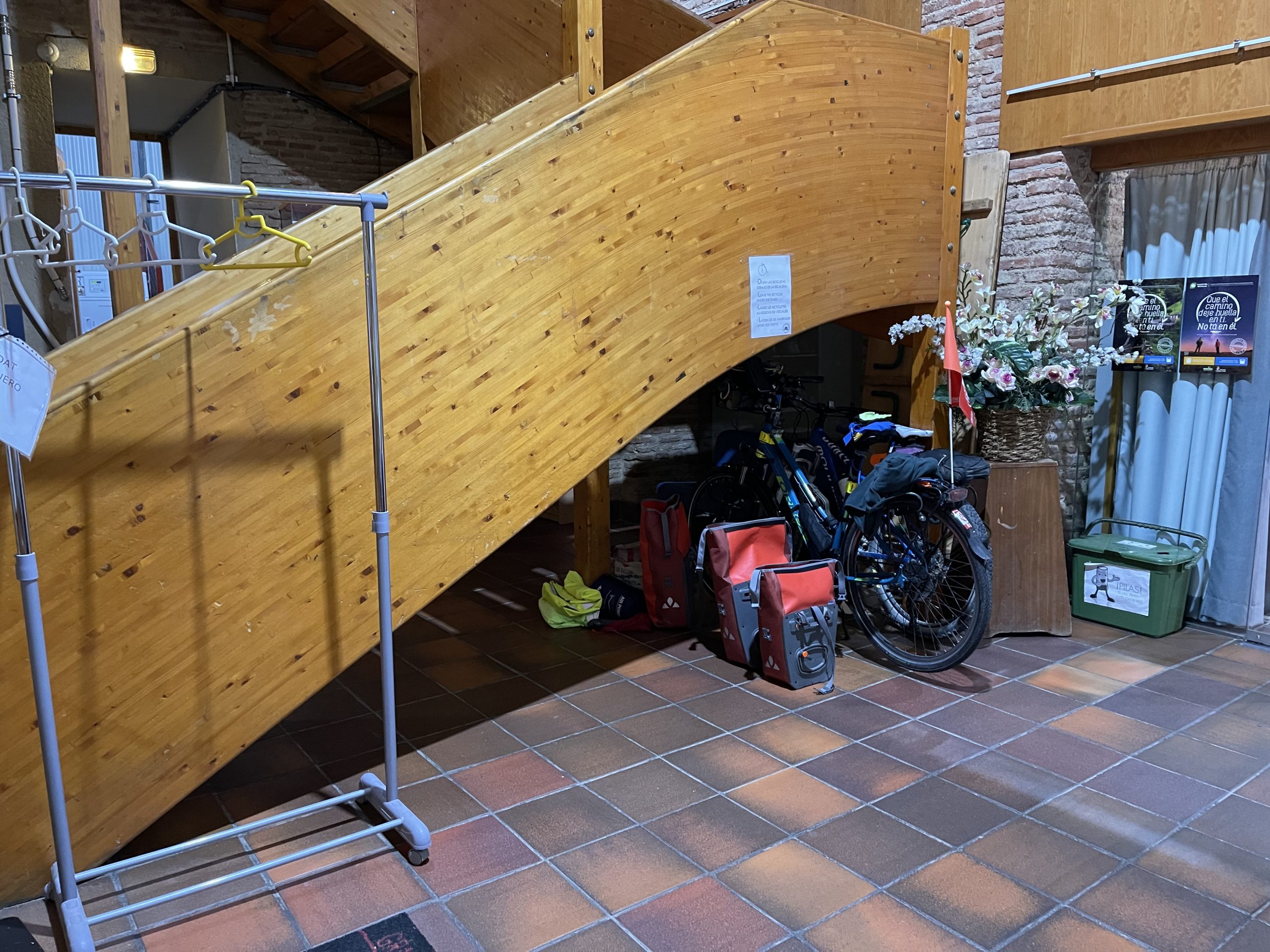 Albergue Cluny di Sahagun. Dove si lasciano le bici.