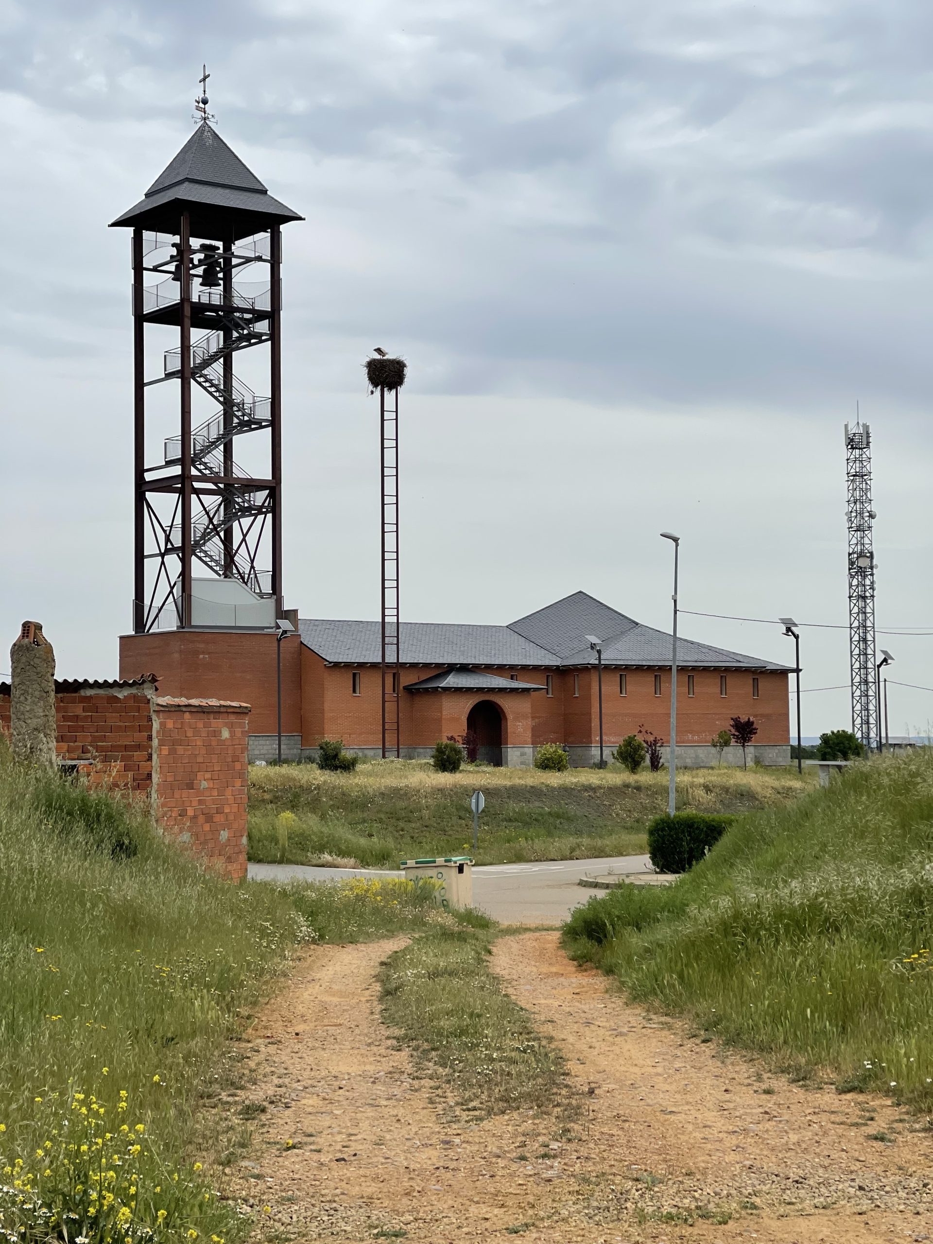 Una chiesa in stile moderno a Bercianos